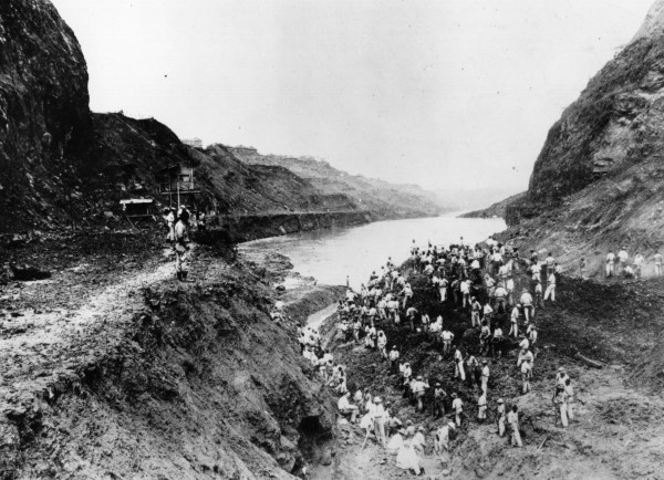 Digging Panama Canal 1914 